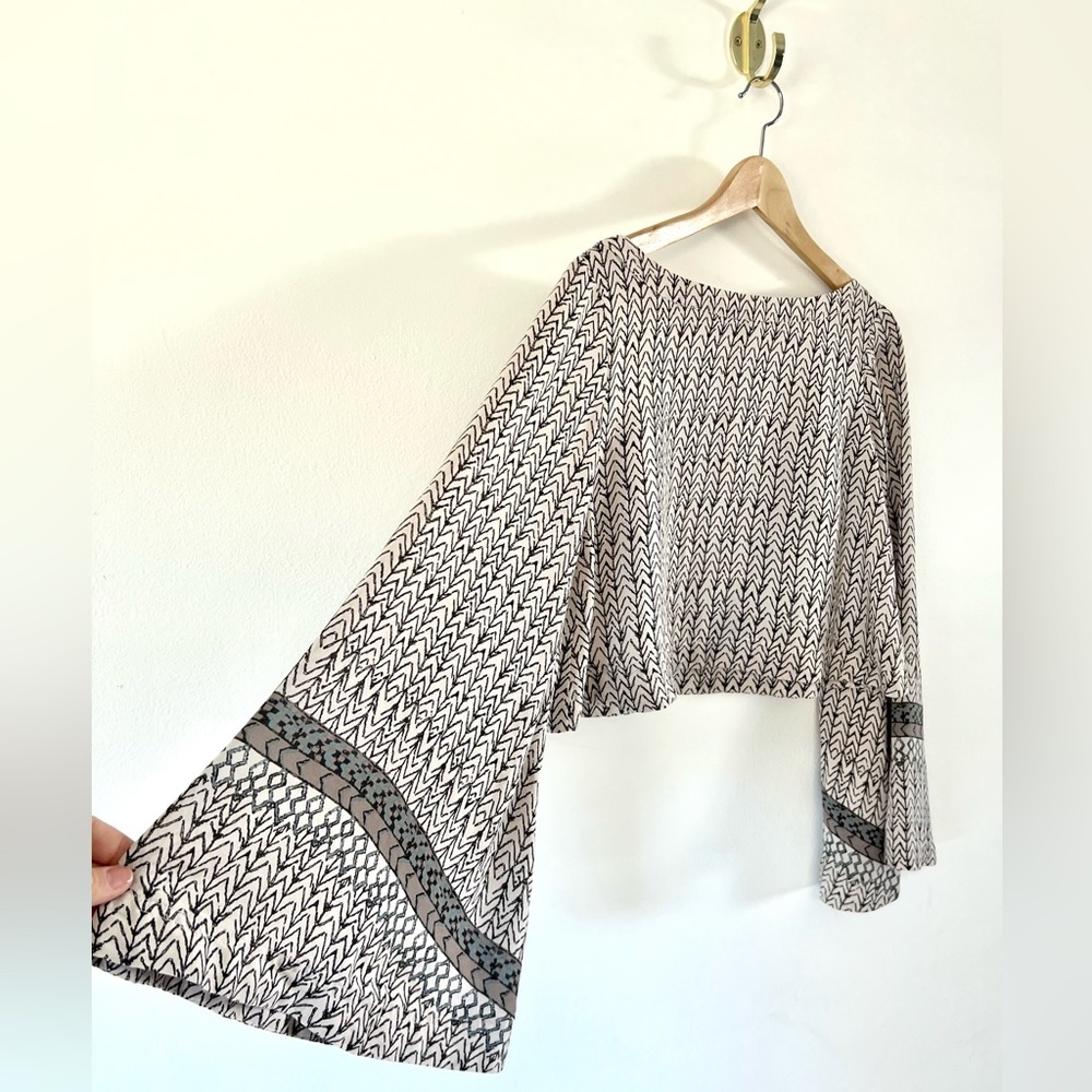 Free People Printed Stars Aligned Wide Bell Sleeve Boxy Crop Blouse Size Small - Picture 6 of 9